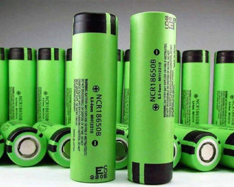 What are the best practices for stacking battery packs in maritime containers